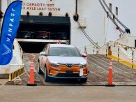 Lô xe điện VinFast VF8 đầu tiên cập cảng California, nhận giấy phép bán hàng tại Mỹ