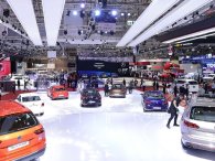 Còn đâu thời đại lý ô tô 'bán bia kèm lạc' vẫn ào ào khách mua?