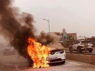 Chùm ảnh ô tô điện bất ngờ bốc cháy khi đang lưu thông, cộng đồng mạng xôn xao Chùm ảnh ô tô điện bất ngờ bốc cháy khi đang lưu thông, cộng đồng mạng xôn xao