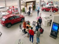 Sóng đảo chiều, các đại lý rục rịch 'co' khuyến mại ở tháng cuối giảm 50% lệ phí trước bạ 