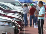 Thuê ô tô tự lái để chơi Tết nên chọn xe xăng hay xe điện?