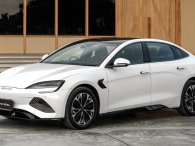 BYD Seal lộ diện công khai trên phố Việt, hâm nóng không khí trước ngày ra mắt