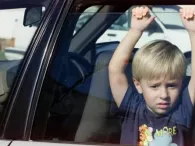 6 cách thoát hiểm khi bị mắc kẹt trên ô tô - Kỹ năng cần thiết cho mọi trẻ nhỏ