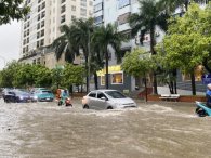 Kinh nghiệm phòng tránh hư hỏng nặng khi lái xe dưới trời mưa ngập phố