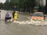 Những lưu ý giúp ô tô điện di chuyển an toàn trong trời mưa bão