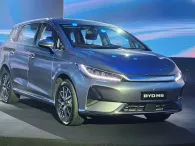 BYD M6 chốt giá 756 triệu đồng, sạc đầy đi được 420 km