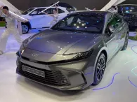 Toyota Camry 2025 tại Việt Nam có cả máy xăng và hybrid, giá bán tăng nhẹ