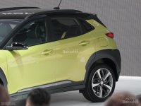 Đánh giá xe Hyundai Kona 2018: Thiết kế cửa sổ phía sau hơi vát và tay nắm cửa thiết kế nổi.