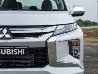 Ảnh chụp đèn pha xe Mitsubishi Triton 2019 