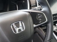 Đánh giá xe Honda CR-V 2018 bản 7 chỗ: Vô lăng tích hợp nút điều khiển âm thanh.