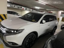 Xe màu trắng, 820tr