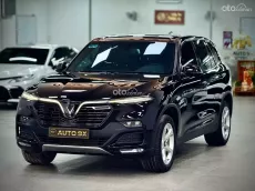 Xe màu đen nội thất nâu sang trọng