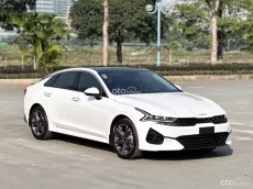 Xe sedan siêu mới, chạy ít, màu trắng đẹp