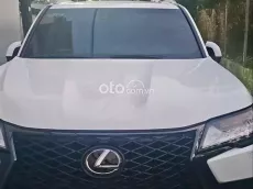 Xe SUV cao cấp màu trắng nội thất đen