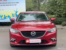 Xe sedan hạng D màu đỏ ruby cực chất