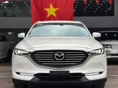 Xe màu trắng, nội thất đen