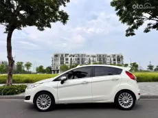 Xe cực hiếm, màu trắng nội thất đen