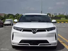 Xe điện 7 chỗ trần thép màu trắng 2024