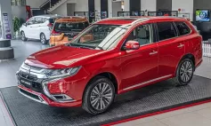 Mitsubishi Outlander giảm 140 triệu tại đại lý, tranh khách với Mazda CX-5