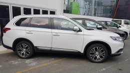 Đại lý giảm giá Mitsubishi Outlander 30 triệu đồng, riêng bản 2019 giảm 180 triệu