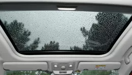 Ô tô bị dột vì hở cửa sổ trời, nguyên nhân và cách xử lý
