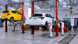 Ô tô hết hạn bảo hành, nên bảo dưỡng ở đại lý chính hãng hay garage ngoài?