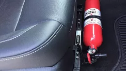 Những vật dụng dễ biến thành 'bom nổ chậm' trong xe hơi mùa nắng nóng