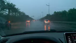 5 điều cần nhớ khi lái xe dưới trời mưa bất chợt