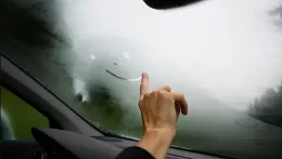 Cửa kính mờ sương, “tín hiệu lạ” từ hệ thống điều hòa ô tô bạn cần chú ý