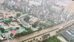 Bí quyết vượt đường ngập an toàn: Chuyên gia ô tô tiết lộ 4 nguyên tắc vàng tránh 'thủy kích'