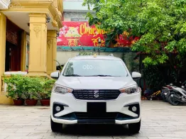 MPV tiết kiệm nhiên liệu màu trắng