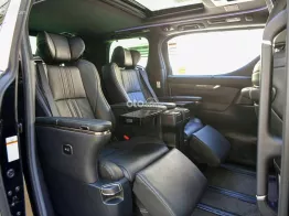 Màu Đen nội thất Đen, giá 2,9x tỷ đồng