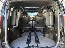 Màu Đen nội thất Đen, giá 2,9x tỷ đồng