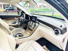 Xe sang trọng màu đen nội thất kem đẳng cấp