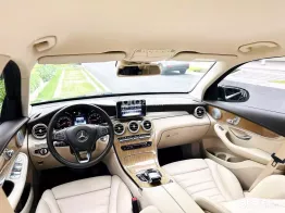 Xe sang trọng màu đen nội thất kem đẳng cấp