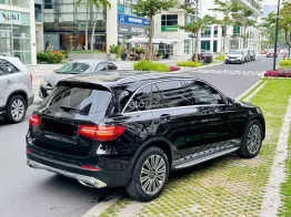 Xe sang trọng màu đen nội thất kem đẳng cấp