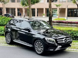 Xe sang trọng màu đen nội thất kem đẳng cấp