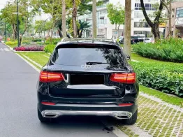 Xe sang trọng màu đen nội thất kem đẳng cấp