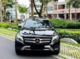 Xe sang trọng màu đen nội thất kem đẳng cấp