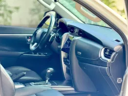 Toyota Fortuner 2022 số tự động tại Hà Nội