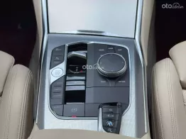 Xe Option có cả HUD trên kính lái, Màn hình cong liền khối cảm ứng