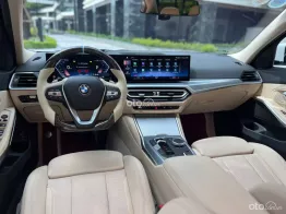 Xe Option có cả HUD trên kính lái, Màn hình cong liền khối cảm ứng