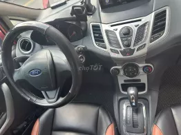 Ford Fiesta 2011 màu cam đỏ đã lăn bánh