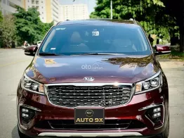 Xe gia đình cao cấp màu đỏ nội thất kem