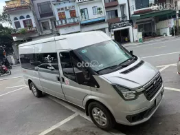 Ford Transit 2023 mầu bạc cho các bác về chạy tết