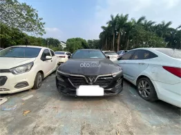 Xe sedan cao cấp màu đen giá tốt