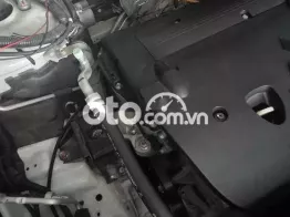 Mitsubishi Outlander Bản thiếu Trắng