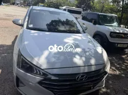 Hyundai Elantra Trắng