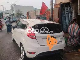 Ford Fiesta Trắng 5 chỗ