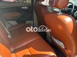 Xe gia đình màu trắng cần bán